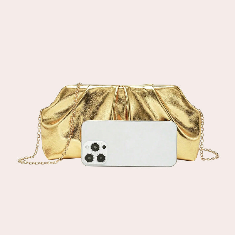 Damen Clutch mit glänzender Oberfläche und modischer Kettenapplikation Nord Taschen