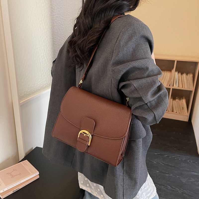 Damen Umhängetasche mit elegantem Klappenverschluss und dekorativem Metallakzent Nord Taschen