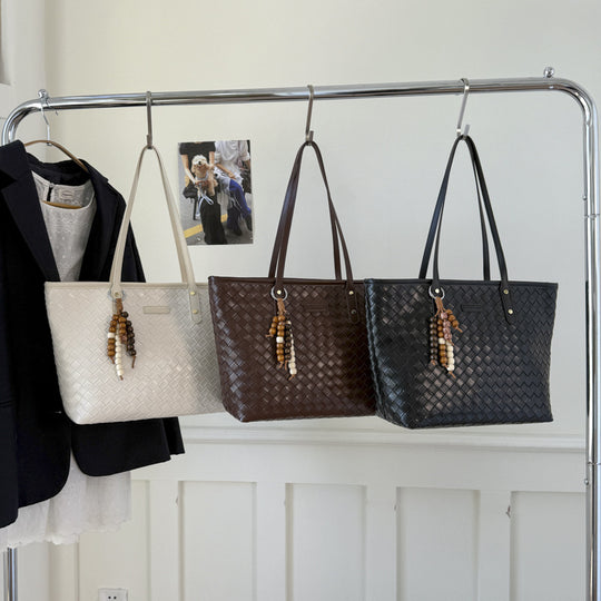 Damenhandtasche mit geflochtenem Design und bunten Holzanhängern Nord Taschen