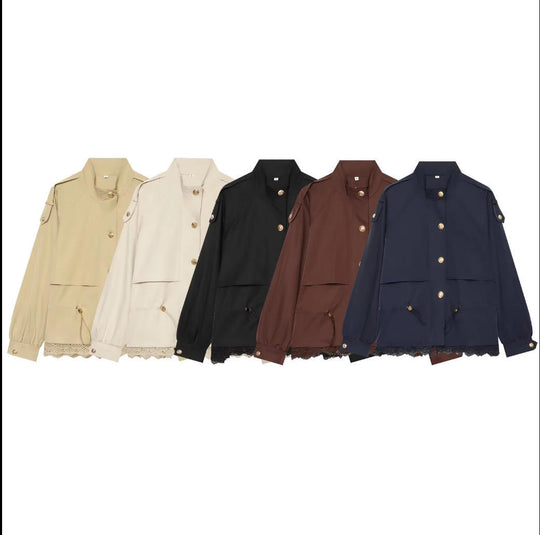Damen 50+ taillierte Utility‑Blousonjacke mit Stehkragen, Kordelzugtaschen und Spitzenbesatz Nord Taschen