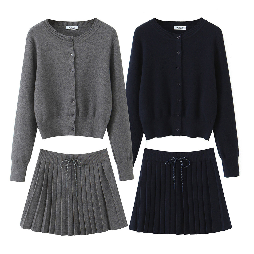 Damen Zweiteiliges Feinstrick-Set mit Knopfcardigan und plissiertem Minirock Nord Taschen