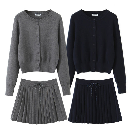 Damen Zweiteiliges Feinstrick-Set mit Knopfcardigan und plissiertem Minirock Nord Taschen