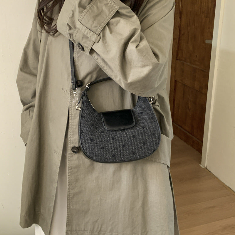 Damen Hobo-Tasche aus strukturiertem Material mit eleganten Details Nord Taschen