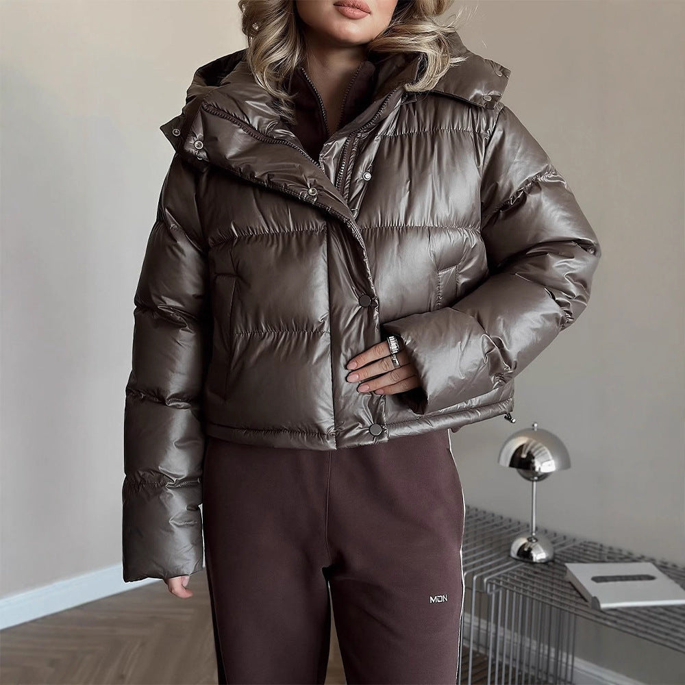 Damen Kurz geschnittene glänzende Steppjacke mit hohem Stehkragen und Druckknopfleisten Nord Taschen