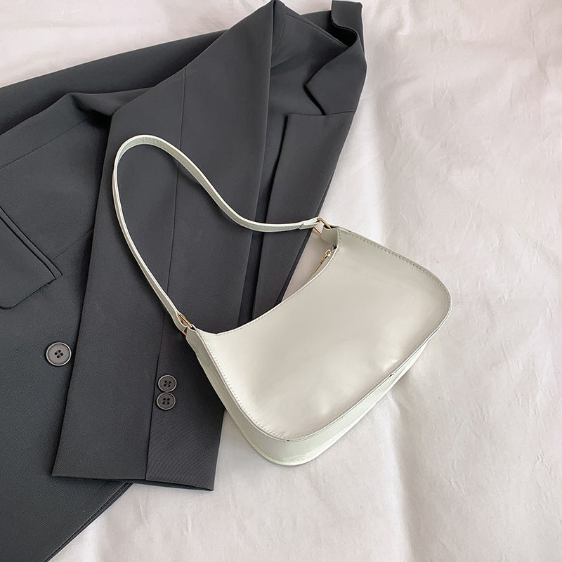 Damen Umhängetasche aus glänzendem Material mit elegantem Design Nord Taschen
