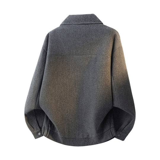 Herren Boxy Kurzjacke im College‑Stil mit Druckknopfleiste und geripptem Saum Nord Taschen