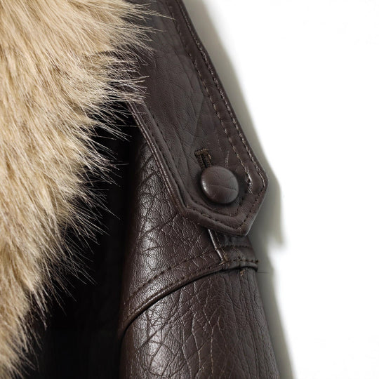 Damen Kurz geschnittene Fliegerjacke aus Lederoptik mit voluminösem Kunstfellkragen Nord Taschen