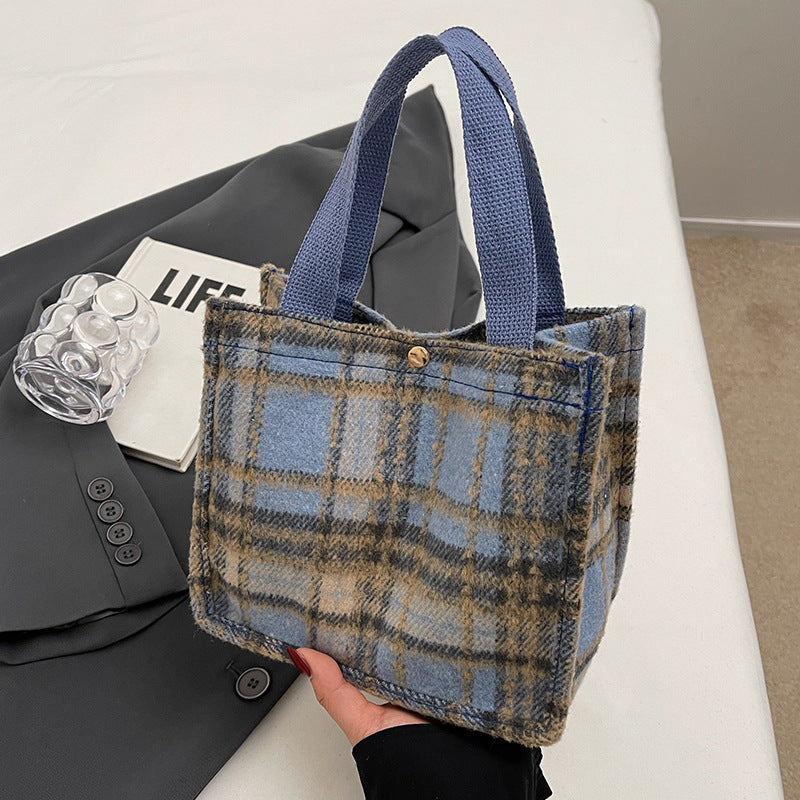 Damen Jute-Shopper Tasche mit stylisierten Karomuster und süßem Plüschanhänger Nord Taschen