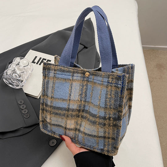 Damen Jute-Shopper Tasche mit stylisierten Karomuster und süßem Plüschanhänger Nord Taschen