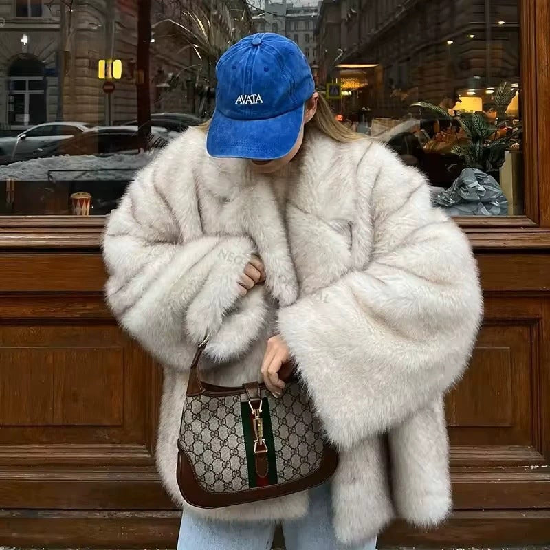 Damen Kurzer luxuriöser Kunstpelzmantel mit voluminösem Schalkragen und Boxy‑Silhouette Nord Taschen