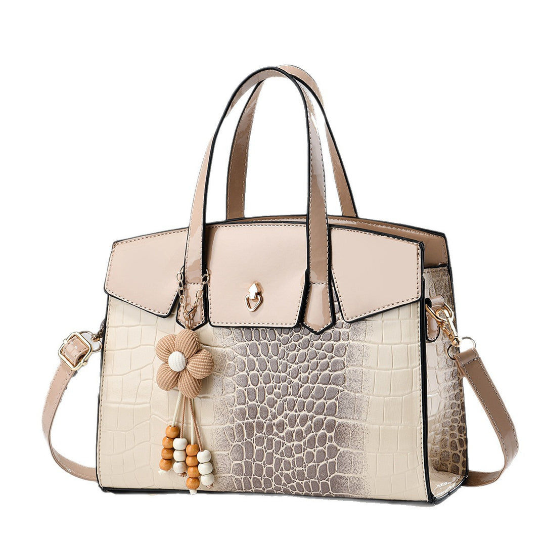 Damen elegante Handtasche mit Kroko-Prägung und charmantem Blumenanhänger Nord Taschen