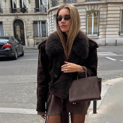 Damen Kurz geschnittene Aviator‑Jacke aus Lammfellimitat mit übergroßem Fellkragen und kastiger Silhouette Nord Taschen
