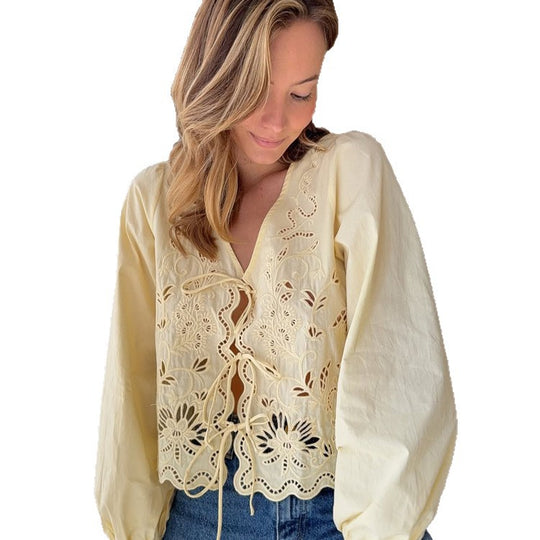 Damen Leichte Broderie-Anglaise-Spitzenbluse mit V-Ausschnitt, Bindeband und Ballonärmeln Nord Taschen