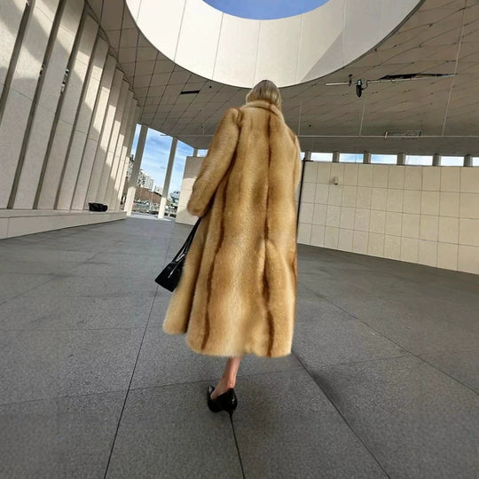 Damen langer luxuriöser Pelzmantel mit weitem Revers und verdeckter Knopfleiste Nord Taschen