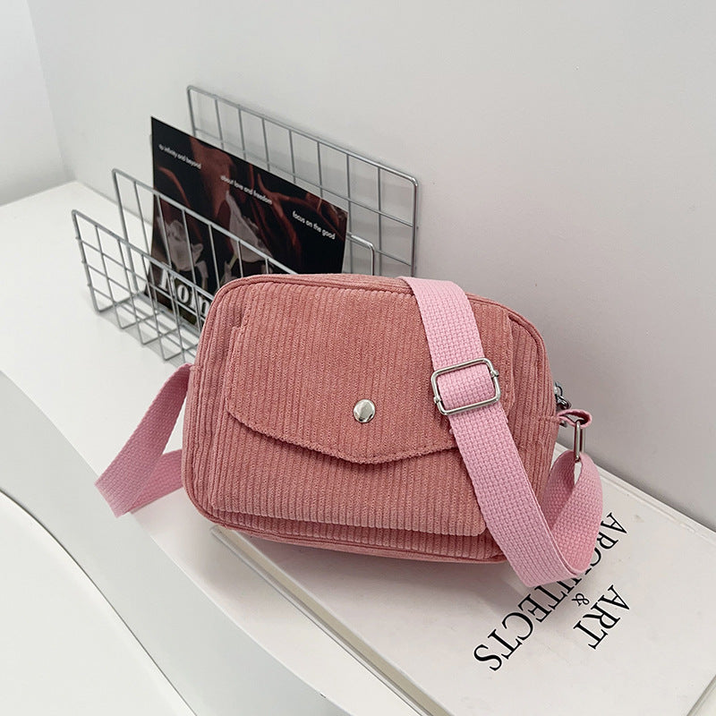 Damen Umhängetasche mit strukturierter Cord-Oberfläche und praktischem Klappenverschluss Nord Taschen