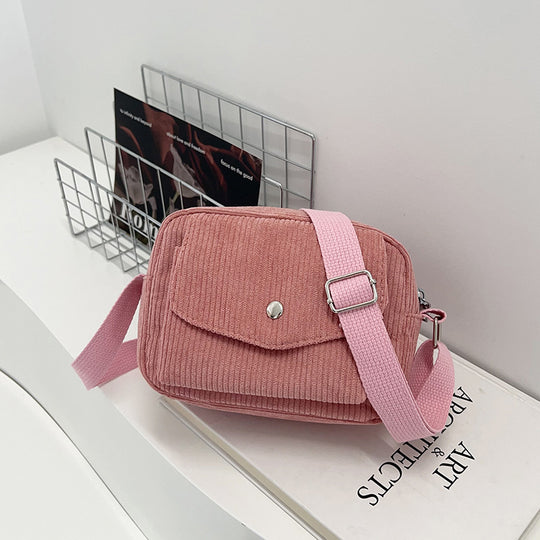 Damen Umhängetasche mit strukturierter Cord-Oberfläche und praktischem Klappenverschluss Nord Taschen