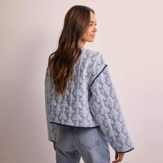 Damen gesteppte Kurzjacke mit V‑Ausschnitt, Kontrastpaspel und floraler Steppapplikation Nord Taschen