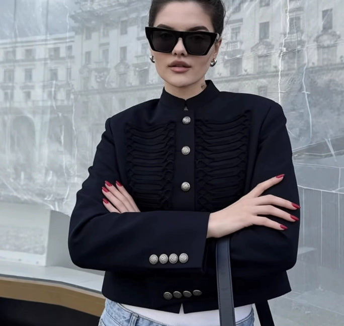 Damen 700+ taillierte Cropped‑Militärjacke mit Stehkragen, Zierkordeln und dekorativen Metallknöpfen Nord Taschen