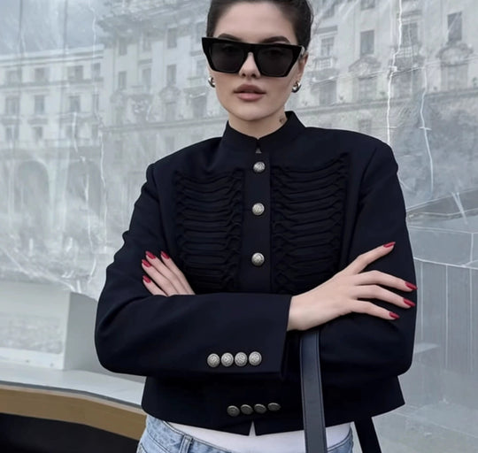 Damen 700+ taillierte Cropped‑Militärjacke mit Stehkragen, Zierkordeln und dekorativen Metallknöpfen Nord Taschen