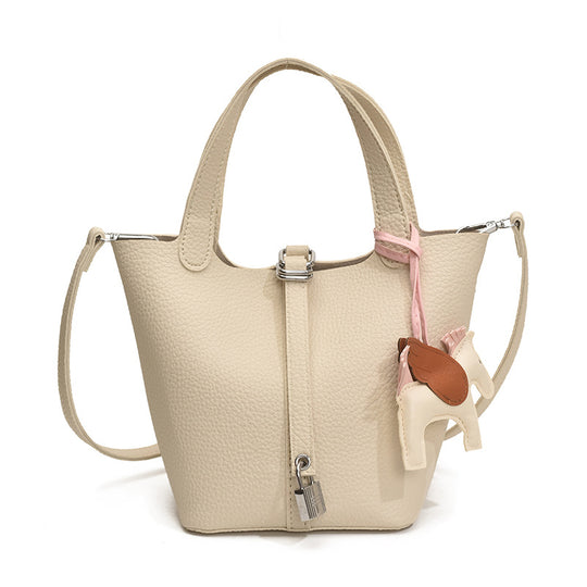 Damen praktische Handtasche mit niedlichem Anhänger Nord Taschen