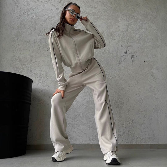 Damen lässiges Sweatset mit Stehkragen Reißverschluss gekürzter Jacke und hochtaillierter Schlaghose Nord Taschen