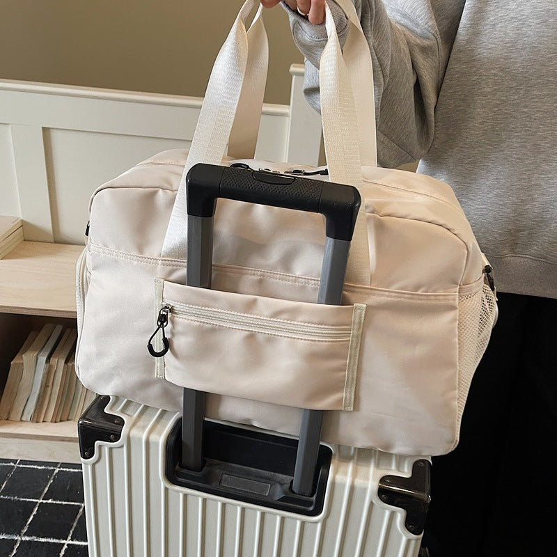 Damen Reisetasche mit praktischen Außentaschen und komfortablem Schultergurt Nord Taschen