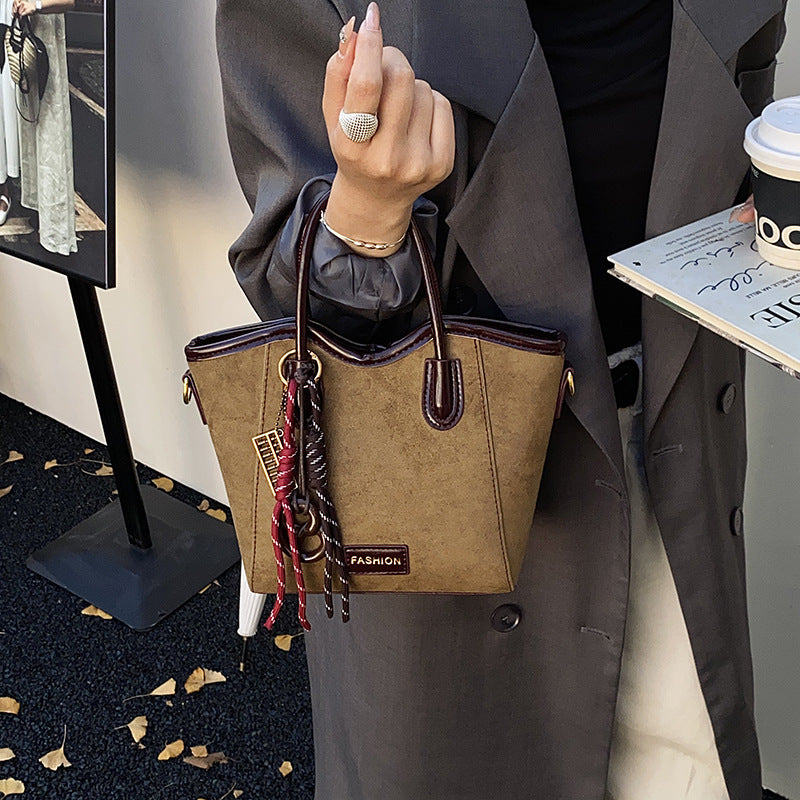 Damen Handtasche aus weichem Wildleder mit dekorativen Anhängern Nord Taschen