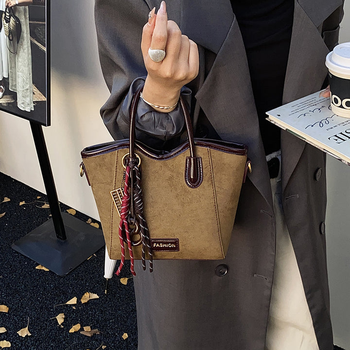 Damen Handtasche aus weichem Wildleder mit dekorativen Anhängern Nord Taschen