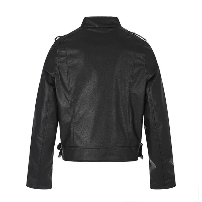 Damen Kurz geschnittene Lederoptik-Bikerjacke mit Stehkragen, Zierdruckknöpfen und Seitenriemen Nord Taschen