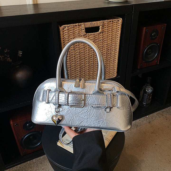 Damen-Handtasche mit schickem Metallic-Lackfinish und dekorativem Herzanhänger Nord Taschen