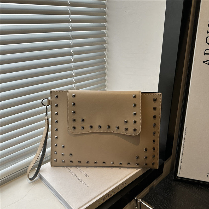 Damen elegante Clutch mit Nietenakzenten Nord Taschen