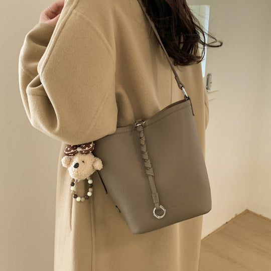 Damen Beuteltasche mit fransigem Kordelzug und charmantem Anhänger Nord Taschen