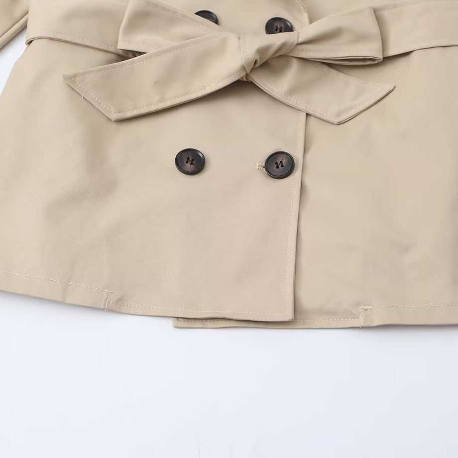 Damen Cropped Trenchjacke mit Taillengürtel, breitem Revers und Cape-Detail Nord Taschen