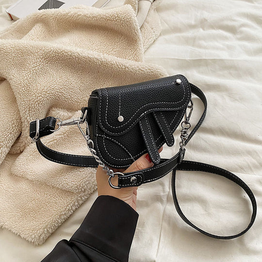 Damen Umhängetasche mit einzigartigem Kettendetail und innovativen Fächern Nord Taschen
