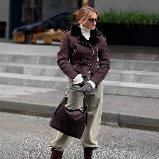 Damen Kurzjacke im Biker‑Style aus Velourslederoptik mit Teddyfutter und Taillengürtel Nord Taschen
