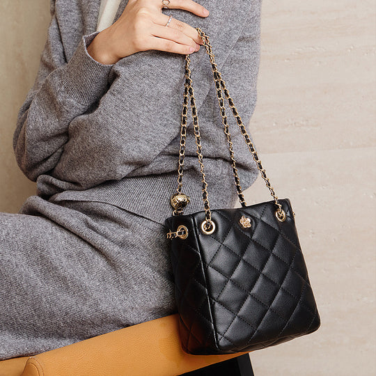 Damen Bucket-Tasche mit edlem Steppmuster und goldenen Details Nord Taschen