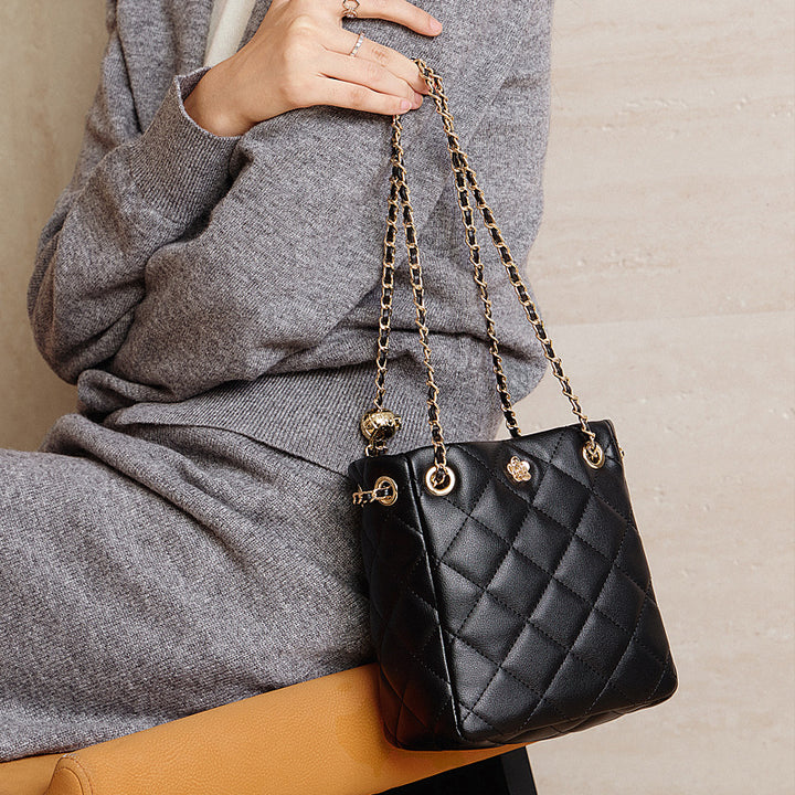 Damen Bucket-Tasche mit edlem Steppmuster und goldenen Details Nord Taschen