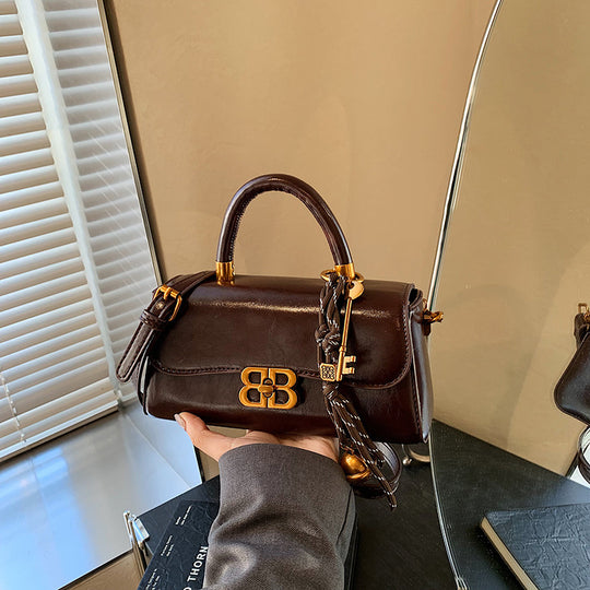 Damen elegante Umhängetasche mit verspieltem Anhänger Nord Taschen