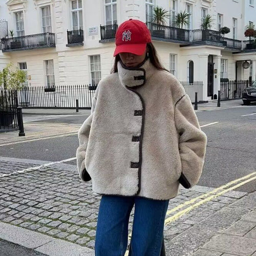 Damen Kurz geschnittener Oversize Teddy-Mantel mit Stehkragen und Kontrastpaspeln Nord Taschen