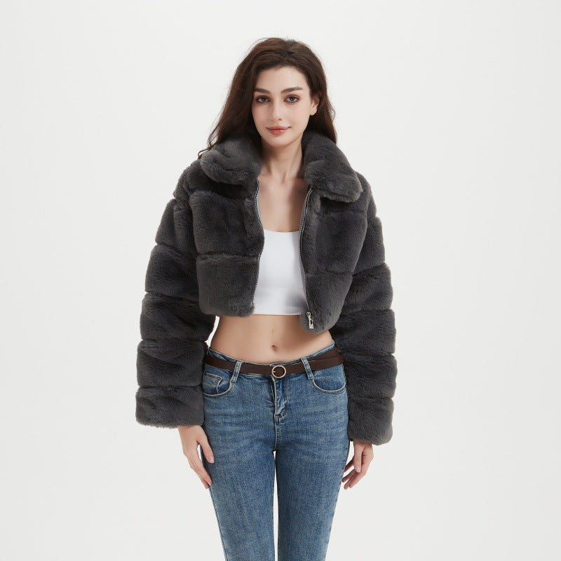 Damen Cropped Kapuzenjacke aus langfaserigem Faux‑Fur mit horizontalen Volumenbahnen Nord Taschen