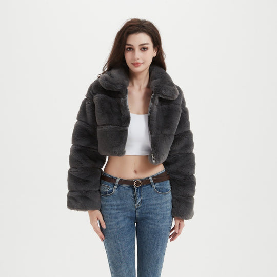 Damen Cropped Kapuzenjacke aus langfaserigem Faux‑Fur mit horizontalen Volumenbahnen Nord Taschen