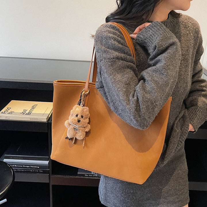 Damen Shopper-Tasche im eleganten Design mit abnehmbarem Plüschanhänger Nord Taschen