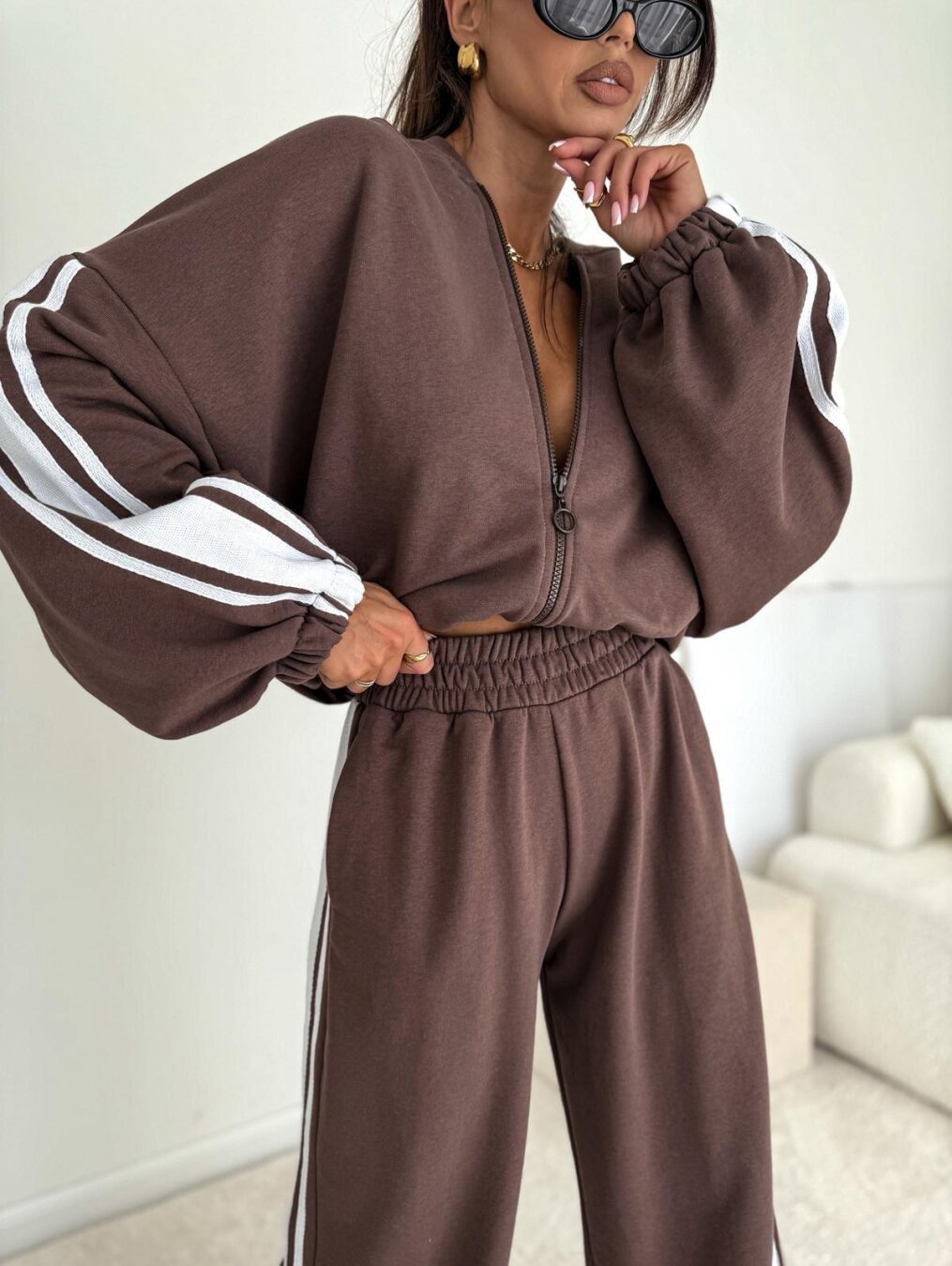Damen cropped Zip-Hoodie mit voluminösen Ballonärmeln und High-Waist Relaxhose im sportlichen Seitenstreifen-Design Nord Taschen