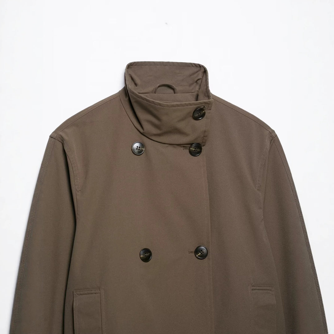 Damen Kurz geschnittener Doppelreihiger Trenchcoat mit Stehkragen und verstellbaren Ärmelriemen Nord Taschen