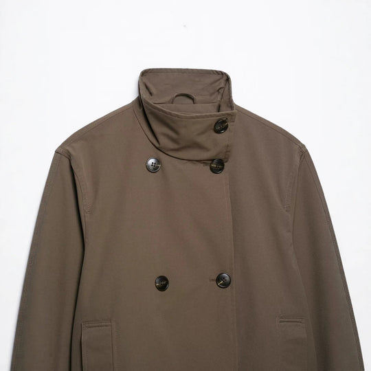 Damen Kurz geschnittener Doppelreihiger Trenchcoat mit Stehkragen und verstellbaren Ärmelriemen Nord Taschen
