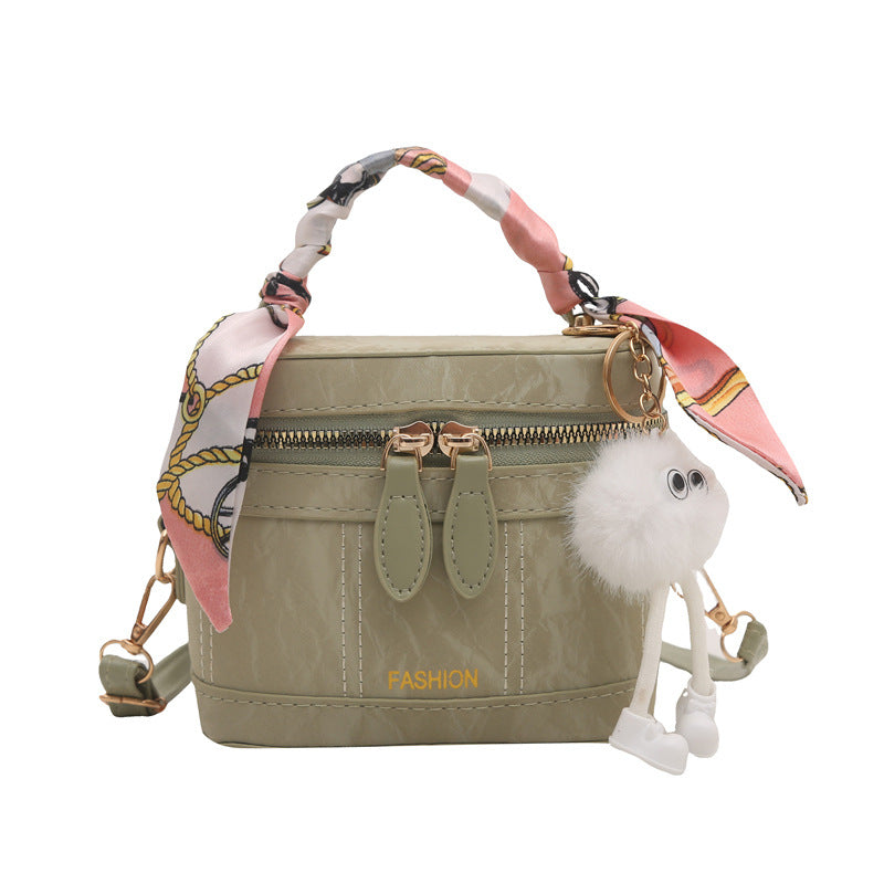 Damen Handtasche mit modischem Halstuch und charmantem Anhänger Nord Taschen