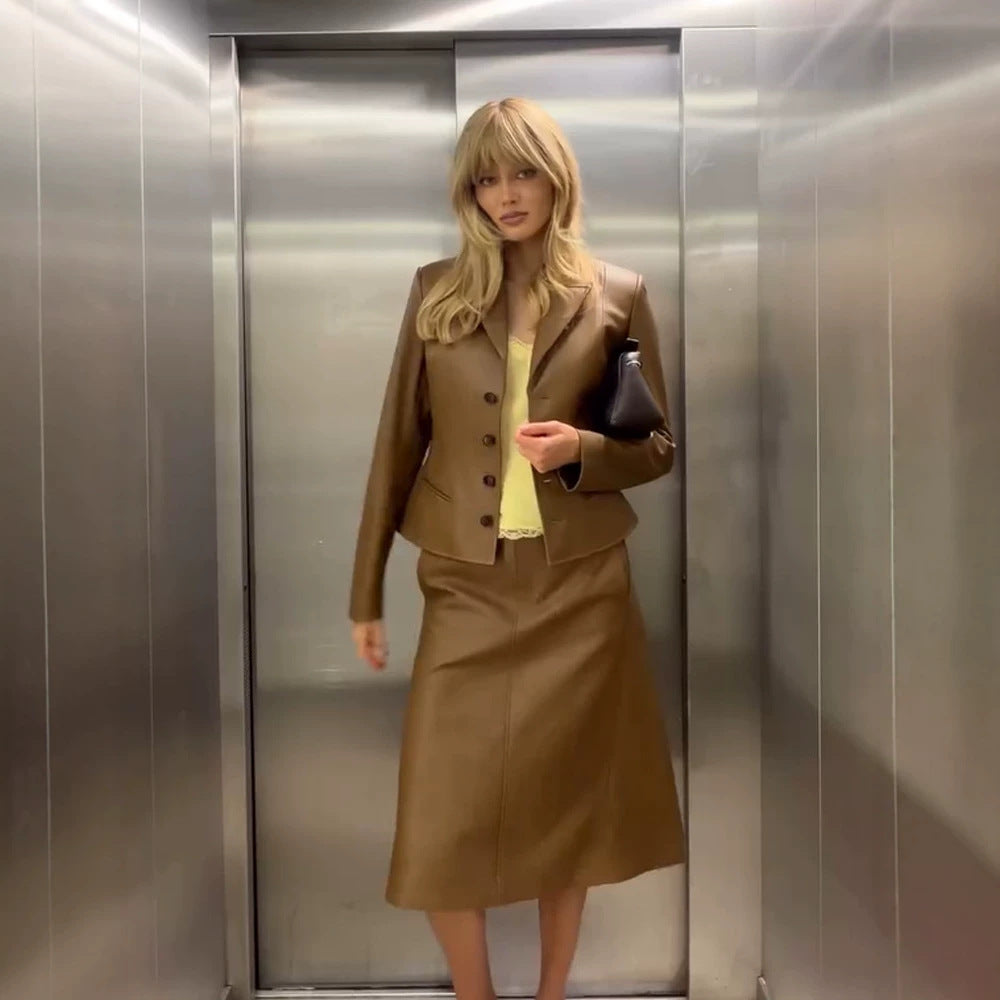 Damen Taillierter Blazer aus Lederimitat mit Wiener Nähten und Reverskragen Nord Taschen
