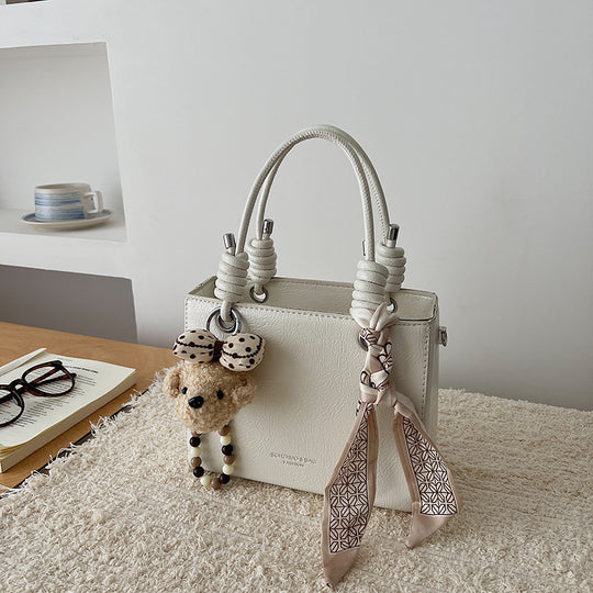 Damen Handtasche mit integriertem Tragegurt und geflochtenen Details Nord Taschen