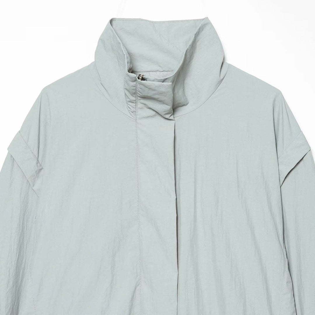 Damen Kurzjacke im technischen Minimaldesign mit hohem Stehkragen und verdeckter Frontblende Nord Taschen