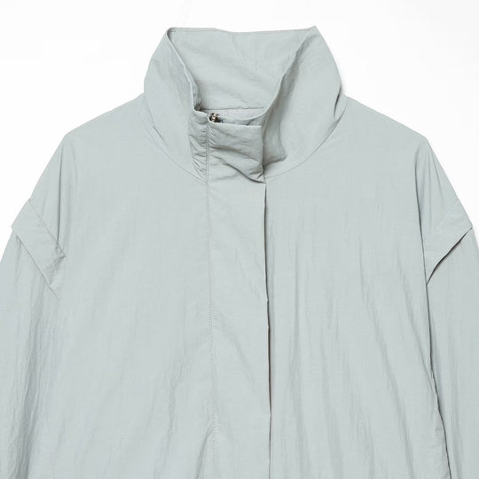 Damen Kurzjacke im technischen Minimaldesign mit hohem Stehkragen und verdeckter Frontblende Nord Taschen